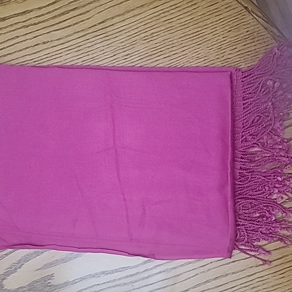 Jones NY fushia Pashmina/Shawl/Scarf/Cover-up w/Fringe (NWT) - Picture 4 of 4